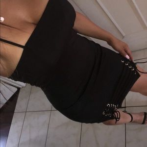 Flattering black dress ! ♠️♣️ has laces on sides